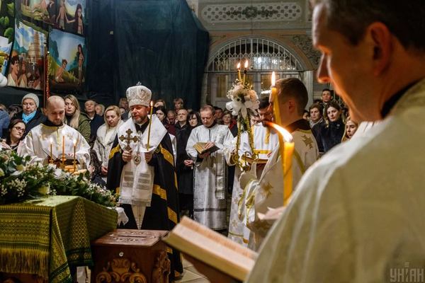 У моєму дитинстві наша сім&rsquo;я відзначала Різдво двічі: 25 грудня та 7 січня. Так хотіла бабця Ганна. Народжена в 1887 році, вона звикла варити кутю у грудні. Після 1917-го її агресивно перевиховували. Вже у старості бабуся говорила: &laquo;Бог його знає, яка дата Різдва правильна. Щоб гріха не набратися, треба шанувати обидві&raquo;.   У своїй кімнаті бабуня зберігала календарі за роки, у які народжувалися її діти. У календарях за 1912, 1914, 1916, 1925 роки дата 25 грудня завжди виділялася святковим обрамленням &mdash; як вихідний день. Бабуся терпляче пояснювала мені про нові та старі календарні стилі: чому маємо два Різдва і два Нових роки.   Після смерті баби Ганни мої батьки закинули ті календарі на горище, а згодом я занесла їх у школу як макулатуру. Мама стала варити кутю вже тільки на 6-7 січня, але до Святвечора, що 24 грудня, в хаті проводили святкове прибирання. А на самі святкові дні 24 і 25 грудня мама не бралася ні до шиття, ні до прання, ні до іншої роботи й повторювала бабусине: &laquo;Бог його знає, яка дата Різдва правильна&raquo;.  24 грудня 2022 року онуки наварили моїй мамі куті та влаштували Святвечір &mdash; тоді ПЦУ дозволила вірянам святкувати Різдво у грудні, якщо вони забажають. Щоправда, 6 січня 2023-го ми знову варили кутю і знову був Святвечір &mdash; &laquo;про всяк випадок&raquo;, як сказала моя мама. Вона зі своєю звичкою &laquo;двох Святвечорів і двох Нових років&raquo; померла у квітні, а 1 вересня 2023 року набрав чинності новий церковний календар Православної церкви України: датою Різдва Христового в ньому утверджувалося 25 грудня, а 7 січня перестало бути днем релігійного свята і вихідним. Відпала й потреба у Старому Новому році. Тобто за сто років перипетії з датою святкування Різдва пройшли по колу, і українці через вік блукання манівцями повернулися до своїх традицій.  &laquo;На сьогодні в Україні лише окремі парафії не перейшли на святкування Різдва за новим календарем. Їх трохи більше ніж 120 із понад 8000&raquo;, &mdash; розповів мені протоієрей Олександр Трофимлюк, доктор богословських наук і голова календарної комісії ПЦУ.   Разом з отцем Олександром і професором Острозької академії, істориком Андрієм Смирновим hromadske розбиралося, як в Україні змінювалися дати святкування Різдва, чому нині ПЦУ надала перевагу 25 грудня і чи означає ця дата, що українські православні християни тепер мусять переймати традиції святкування Різдва у католиків.  Навіщо Богові день народження  Тривалий час християни відзначали Різдво як один з аспектів Богоявлення &mdash; 6 січня. Тобто Різдвом Ісуса вважався день його хрещення в річці Йордан, коли він явився людям як Божий помазаник і спаситель. Але поступово Різдво почали святкувати окремо від Богоявлення.   &laquo;Якби Христос народився як звичайна людина, він не міг би спасти людство. Для нас важливо, що Ісус &mdash; це боголюдина, він втілився, а не народився, прийшов у світ, щоб спасти кожного з нас. Тому ідея фізичного втілення Бога є надзвичайно важливою в християнстві, адже вона пов&rsquo;язана з ідеєю спасіння людини. Ми святкуємо не дату, а подію Різдва&raquo;, &mdash; пояснює отець Олександр.  А втім, для святкування події необхідна була певна календарна дата. У Євангеліях від Матвія та Луки не вказано конкретний день народження Ісуса. Зазначається лише, що він народився у Вифлеємі за правління царя Ірода. Рішення про відокремлення свята Різдва від Богоявлення і про відзначення його саме 25 грудня було ухвалене на Ефеському (Третьому Вселенському) церковному соборі в 431 році.  &laquo;Ця дата умовна. Можливо, за Різдвом закріпилася саме вона, бо 25 грудня після зимового сонцестояння починає збільшуватися світла частина доби. А ми вшановуємо Христа як світло істини. А можливо тому, що це свято виникло на противагу язичницькому святу поклоніння Сонцю, яке теж відзначалося 25 грудня&raquo;, &mdash; говорить отець Олександр.  Навіть розкол християнської церкви на православну (Східну) і католицьку (Західну), який відбувся у 1054 році, не змінив дату святкування Різдва. На сьогодні лише Вірменська апостольська церква відзначає Різдво 6 січня &mdash; у день Богоявлення.   Різдвяна служба у греко-католицькому Хрестовоздвиженському кафедральному соборі Немеш Янош / УНІАН  Як з'явилася дата 7 січня  На час народження Христа в усьому тодішньому цивілізованому світі діяв юліанський календар, який римський консул Юлій Цезар запровадив з 1 січня 45 року до Різдва Христового. Отже, коли християнська церква обрала 25 грудня як дату святкування Різдва, вона зробила це за юліанським календарем.   &laquo;У 988 році, охрестивши Русь, князь Володимир приєднав її до цивілізованого світу. Разом із християнством ми перейняли у Візантії й дату відзначення Різдва &mdash; 25 грудня за юліанським календарем&raquo;, &mdash; говорить доктор історичних наук, професор Андрій Смирнов.  З плином часу розбіжності між юліанським календарем і астрономічним сонячним роком зростали дедалі більше. У 1582 році Папа Римський Григорій XIII наказав підкоригувати юліанський календар &mdash; так з'явився григоріанський календар, що спочатку поширився у католицьких країнах, а потім і по всьому світові, зрештою ставши універсальним. За григоріанським календарем Різдво продовжили відзначати саме 25 грудня &mdash; ця дата не змінилася після корегування, адже була визначена Вселенським церковним собором. Григоріанський календар був значно точнішим, ніж юліанський: якщо за юліанським кожні 400 років втрачається більш ніж 3 дні, то за григоріанським &mdash; тільки 0,1 дня. Для будь-якої події з 1901 по 2099 рік її дата за юліанським календарем відстає від дати за григоріанським на 13 днів.   Польща, до складу якої тривалий період належала Правобережна Україна, ще у XVI столітті перейшла на григоріанський календар і у світському, і в церковному житті. Але українські греко-католики та православні в Галичині дотримувалися юліанського церковного календаря &mdash; для них це був один зі способів збереження своєї ідентичності, опір латинізації та спольщенню. Українці, які перебували під владою російської імперії, також продовжували використовувати юліанський календар. Так тривало до 1918 року, коли Українська Народна Республіка ухвалила закон &laquo;Про заведення на Україні числення часу по новому стилю і переведення годинників на середньоєвропейський час&raquo;. Відповідно до закону, у 1918 році після 15 лютого відразу настало 1 березня. Більшовики у Москві теж перейшли на григоріанський календар (так званий новий стиль): після 31 січня 1918 року в радянській росії настало 14 лютого.   &laquo;На території України світське життя з 1918 року йшло за григоріанським календарем, а церковне &mdash; за юліанським: 25 грудня церковного юліанського календаря стало 7 січня за світським григоріанським календарем. Дотримання юліанського календаря було своєрідною опозицією церкви до нової влади. Так виникла плутанина. Але варто наголосити: ніхто у 1918 році не переносив дату святкування Різдва, просто змінився світський календар, який церква не прийняла.   Більшовицька атеїстична влада спочатку ще дозволяла релігійні свята: з 1918 по 1923 рік у радянських календарях датою Різдва та вихідним днем було 7 січня. 1923 року більшовицький уряд ухвалив постанову, за якою вихідні дні на Різдво переносилися з 7 та 8 січня на 25 і 26 грудня. У 1929 році москва вирішила, що досить уже загравати з вірянами &mdash; Раднарком СРСР своєю постановою взагалі скасував вихідні на Різдво.   Проте православна церква продовжувала відзначати його 7 січня, бо саме на цей день припадало 25 грудня за юліанським календарем. Новий рік за юліанським календарем стали відзначати, відповідно, 14 січня. Так з&rsquo;явилося свято-оксюморон під назвою Старий Новий Рік&raquo;, &mdash; пояснює професор Андрій Смирнов.  Після здобуття Україною незалежності в 1991 році 7 січня збереглося як дата святкування: багато років саме її дотримувалися і в Українській православній церкві Київського патріархату, і в УПЦ московського патріархату, і в Українській греко-католицькій церкві.  Україна обрала новоюліанський календар  Усі православні церкви світу до 1923 року жили за юліанським календарем. У 1923-му тодішній Вселенський патріарх Мелетій IV скликав конгрес православних східних церков. На цьому зібранні вирішили реформувати календар: переходити на григоріанський від католицького Папи не хотілося, дотримуватися застарілого юліанського було вже неможливо &mdash; так виник новоюліанський календар, на який з 1 січня 1924 року перейшла більшість православних східних церков (російська православна церква, а з нею і православні українці тоді залишилися на юліанському).   Новоюліанський календар розробив сербський астроном Мілутін Міланкович. Цей календар став у рази точнішим від старого юліанського, на нього поступово перейшли 10 із 16 помісних автокефальних східних православних церков: Константинопольський, Александрійський, Антіохійський патріархати, Румунська православна церква, Болгарська православна церква, церква Греції тощо. Наразі на новоюліанський календар перейшли Православна церква України та Українська греко-католицька церква. Єрусалимська, російська, Грузинська, Сербська та Польська православні церкви продовжують використовувати старий юліанський календар.  18 жовтня 2022 року ПЦУ дозволила своїм парафіянам провести різдвяне богослужіння 25 грудня за новоюліанським календарем &mdash; як експеримент. Офіційно на новоюліанський календар українські православна і греко-католицька церкви перейшли з 1 вересня 2023 року &mdash; за рішенням Архиєрейського собору ПЦУ й Архиєрейського Синоду УГКЦ. Лише Пасхалії в українських церквах східного обряду визначатимуть за юліанським календарем.   &laquo;Реформа церковного календаря в Україні назріла вже дуже давно. Адже розбіжності у світському й церковному календарях породжують у суспільстві певні суперечності. ПЦУ перейшла на новий календар &mdash; і в цьому немає нічого єретичного. Бо сам перехід не має жодного сакрального змісту, це, за великим рахунком, технічне питання.   Ми дуже обережно підходили до календарної реформи, адже не хотіли спровокувати розкол серед вірян, не хотіли жодних маніпуляцій. російська агресія посприяла тому, що перехід на новий календар відбувся безболісно. Парафіяни активно виступали за календарну реформу, бо їм самим хотілося відмежуватися від російської церкви. Але первинний сенс календарної реформи не в розмежуванні з москвою, а в здоровому глузді. Ми просто узгодили церковний календар зі світським і зняли усі суперечності між ними.   Ще декілька наступних століть наш світський календар (григоріанський) збігатиметься з церковним новоюліанським. Це щонайменше дуже зручно для вірян&raquo;, &mdash; зауважує протоієрей отець Олександр.  Він також наголошує, що немає &laquo;нашого&raquo; і &laquo;польського&raquo;, чи &laquo;католицького&raquo;, Різдва. Є Різдво Спасителя Ісуса Христа &mdash; свято, спільне для усіх християн. Святкування 25 грудня не означає, що ПЦУ &laquo;покатоличилася&raquo; і хоче переходити на західний обряд. Це лише узгодження календаря з реаліями життя та християнського світу.